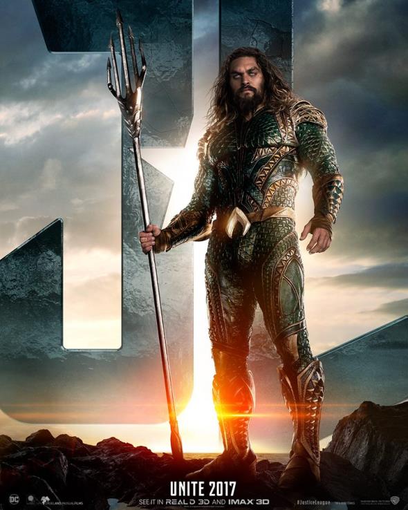 Jason Momoa nei panni di Aquaman Jason Momoa in una locandina del film Justice League