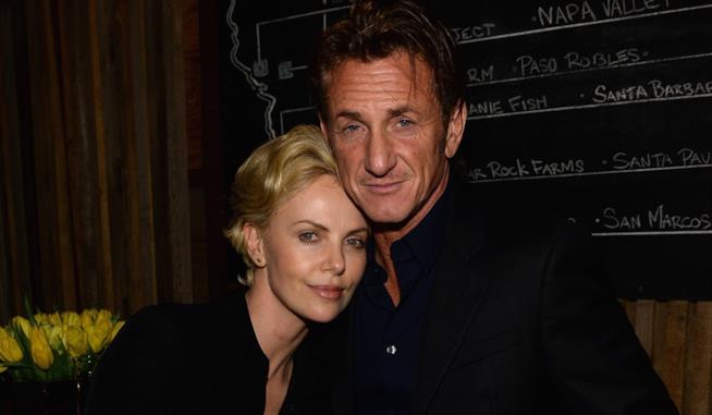 Charlize Theron parla della fine del suo amore con Sean Penn Primo piano di Charlize Theron e Sean Penn