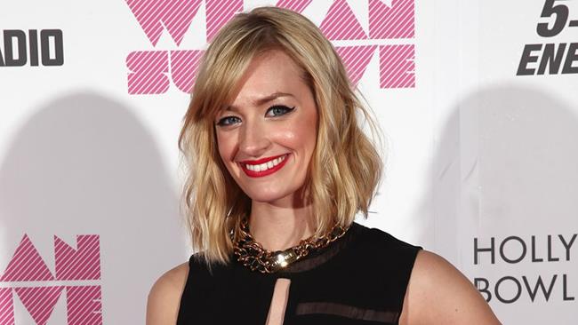 Beth Behrs, Caroline Channing in 2 Broke Girls, si è fidanzata con Michael Gladis Beth Behrs a un evento ufficiale