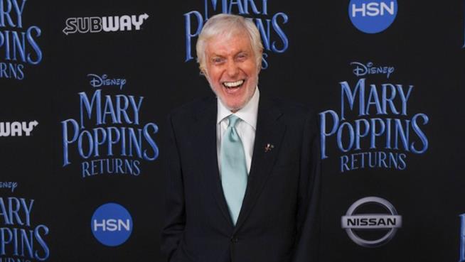 Dick Van Dyke parla del suo ruolo ne Il Ritorno di Mary Poppins Dick Van Dyke alla prima de Il Ritorno di Mary Poppins