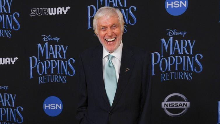 Dick Van Dyke parla del suo ruolo ne Il Ritorno di Mary Poppins Dick Van Dyke alla prima de Il Ritorno di Mary Poppins