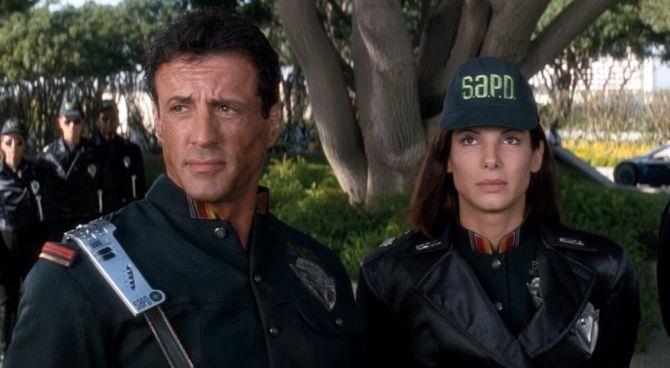 John Spartan e Lenina Huxley, protagonisti di Demolition Man Una scena di Demolition Man, film con Sylvester Stallone e Sandra Bullock