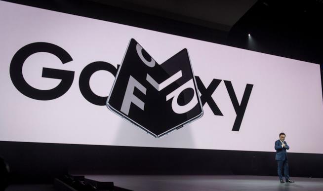 Nel 2019 potrebbero arrivare altri due dispositivi pieghevoli di Samsung, tra cui uno simile al Mate X di Huawei Il Galaxy Fold mostrato durante l'evento Unpacked 2019