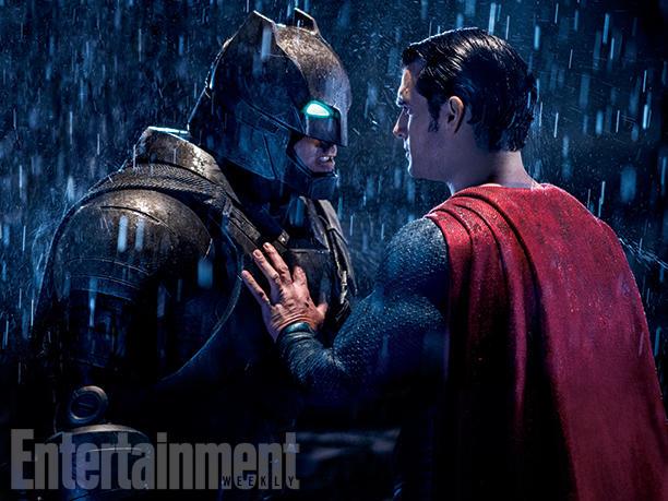 Ben Affleck e Henry Cavill, nuove immagini di Batman v Superman Sguardo carico di tensione tra Batman e Superman