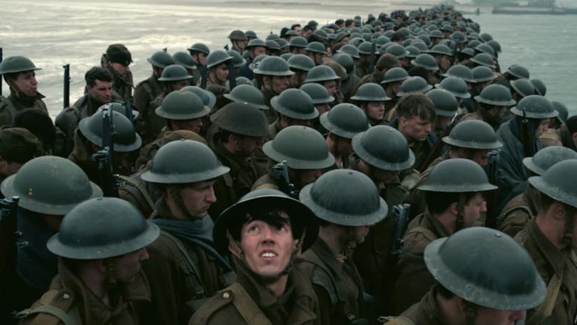 Il film Dunkirk si svolge su tre linee temporali differenti I soldati inglesi sulla spiaggia di Dunkirk