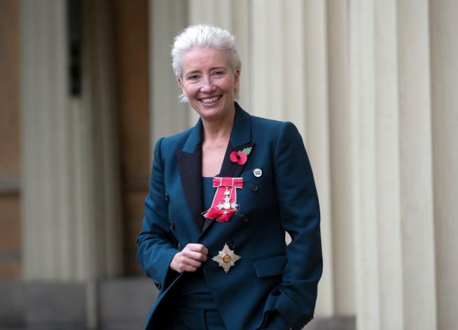 Emma Thompson è onorata col titolo di Dama Emma Thompson riceve l'investitura a Buckingham Palace