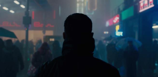 Blade Runner 2049, arriva nelle sale il sequel del cult di Scott Ryan Gosling vaga per la Los Angeles del futuro