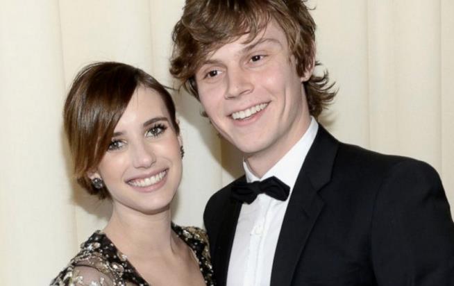 Emma Roberts ed Evan Peters stanno di nuovo insieme? Emma Roberts ed Evan Peters sorridono davanti all'obiettivo di un flash