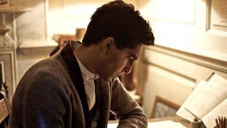 L'uomo che vide l'infinito: il film su Srinivasa Ramanujan Profilo dell'attore Dev Patel durante la scena di L'uomo che vide l'infinito