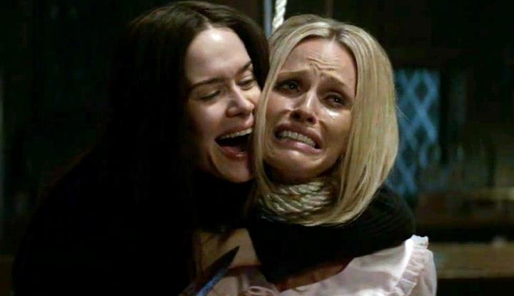 La strage di Cielo Drive nella decima puntata di AHS: Cult Sarah Paulson (Susan Atkins) e Rachel Roberts (Sharon Tate)