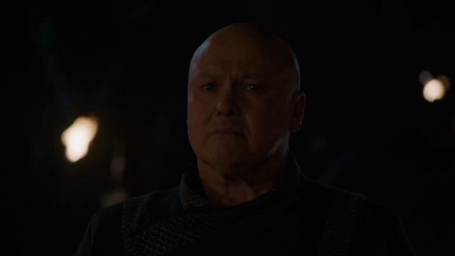 Game of Thrones: a chi stava scrivendo Varys all'inizio del quinto episodio? Conleth Hill nei panni di Lord Varys in Game of Thrones