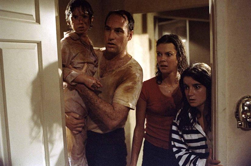 Tutte le curiosità più inquietanti di Poltergeist, cult horror del 1982 Poltergeist: la famiglia in una scena del film