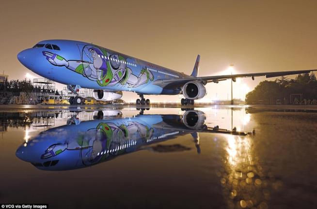 Verso l'infinito e oltre: a bordo dell'aereo a tema Toy Story L'Airbus A 330 a tema Toy Story della compagnia aerea China Eastern Airlines