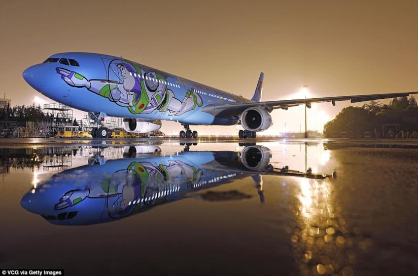 Verso l'infinito e oltre: a bordo dell'aereo a tema Toy Story L'Airbus A 330 a tema Toy Story della compagnia aerea China Eastern Airlines