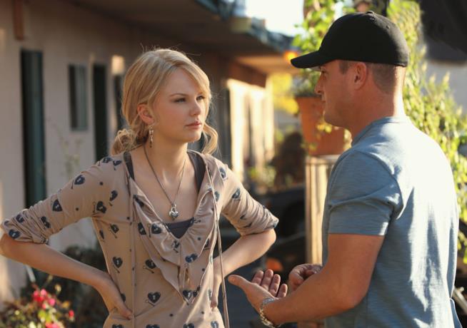 Justin Bieber è stato guest star in un episodio di CSI. Ve ne ricordate altri? Taylor Swift parla con Nick Stokes in una scena di CSI