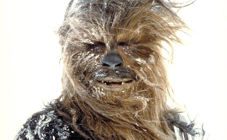 Le origini di Chewbacca nel film Han Solo: a Star Wars Story Chewbacca in una scena di Star Wars L'Impero colpisce ancora