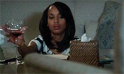 Olivia Pope adora bere vino rosso Olivia Pope adora stemperare la tensione bevendo vino rosso