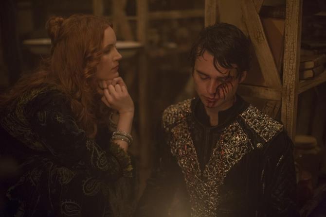 Anne Hale osserva il defunto fratello Sebastian Tamzin Merchant e Joe Doyle interpretano Anne Hale e il Barone Sebastian