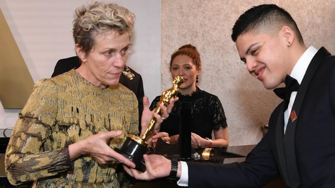 Frances McDormand e l'Oscar rubato e (per fortuna) subito recuperato Frances McDormand torna in possesso del suo Oscar dopo la brutta avventura