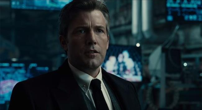 Ben Affleck intervistato da Stephen Colbert ha raccontato di aver rubato un batarang dal set di Justice League In foto Ben Affleck in una scena del film Justice League