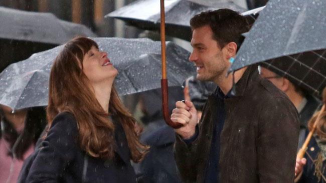 Dakota Johnson e Jamie Dornan si baciano sul set di Cinquanta Sfumature Di Nero Il bacio di Dakota Johnson e Jamie Dornan sul set