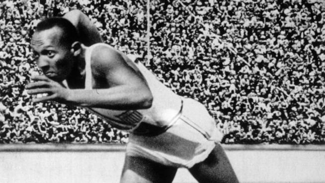 La vera storia di Jesse Owens dietro al film Race: Il colore della vittoria Jesse Owens in pista in una immagine d'archivio