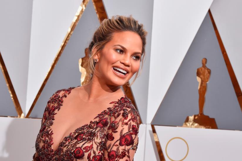 Chrissy Teigen risponde alle critiche ricevute sui social Primo piano di Chrissy Teigen