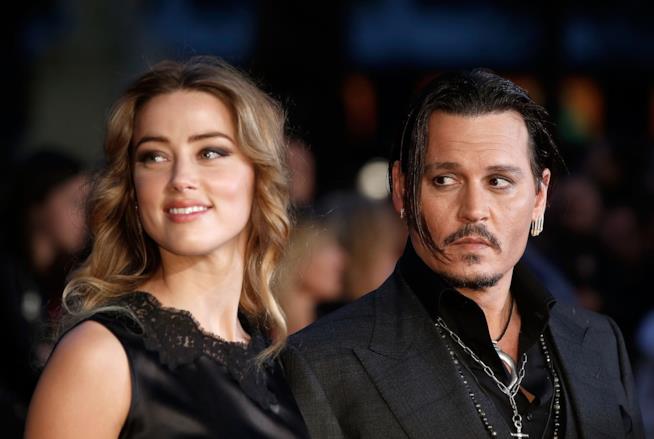 Johnny Depp sta per divorziare da Amber Heard Primo piano di Johnny Depp e Amber Heard