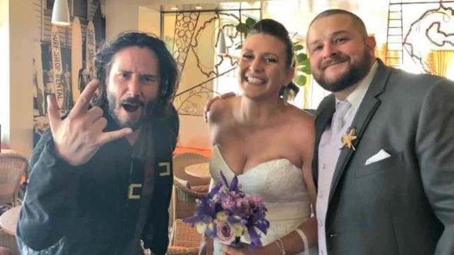 Keanu Reeves che si imbuca a un matrimonio è il miglior video YouTube della settimana L'attore Keanu Reeves in posa per una foto con una coppia di sposi