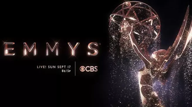 Emmy Awards 2017: i trionfi degli attori delle serie FOX e tutti i premiati Sterling K. Brown mostra orgoglioso il suo Emmy