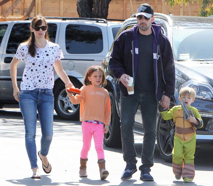 Il divorzio è ufficiale per Jennifer Garner e Ben Affleck Ben Affleck e Jennifer Garner con due dei loro tre figli