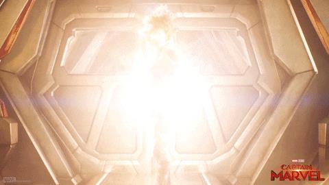 Un ragazzo americano ha visto 116 volte Captain Marvel al cinema Capitan Marvel si illumina di energia in una scena del film