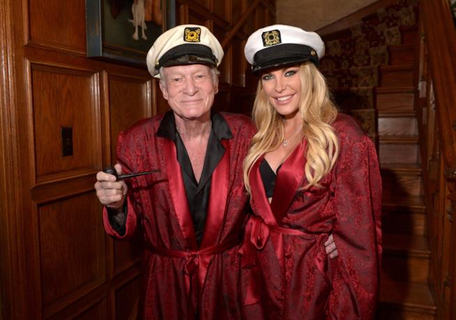 Hugh Hefner ha venduto la Playboy Mansion Primo piano di Hugh Hefner con la moglie Crystal