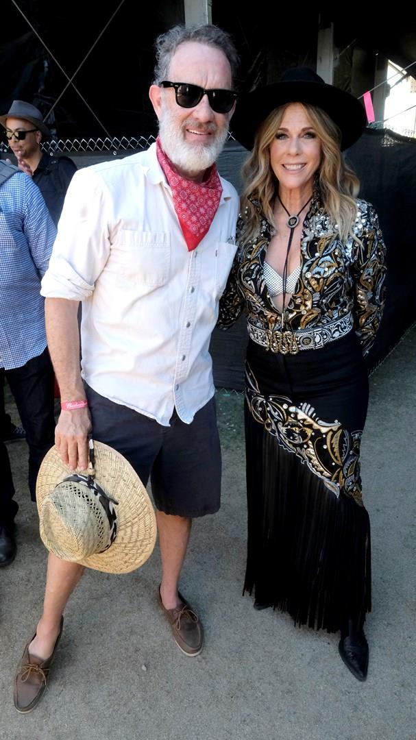 Tom Hanks e Rita Wilson al festival di Stagecoach Tom Hanks e Rita Wilson sorridono allo Stagecoach festival