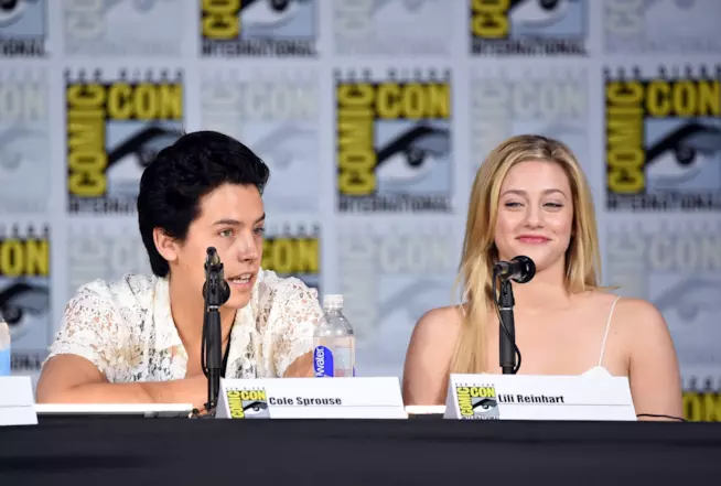 Cole Sprouse augura buon compleanno a Lili Reinhart con una sua foto in topless Cole Sprouse e Lili Reinhart
