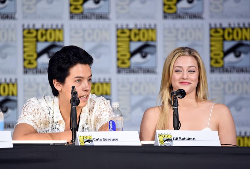 Cole Sprouse augura buon compleanno a Lili Reinhart con una sua foto in topless Cole Sprouse e Lili Reinhart