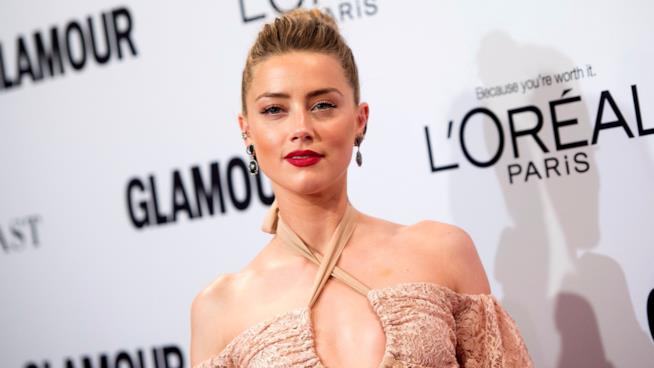 Amber Heard in prima fila nella lotta contro la violenza sulle donne con un video di grande impatto emotivo Amber Heard sul red carpet a un evento ufficiale