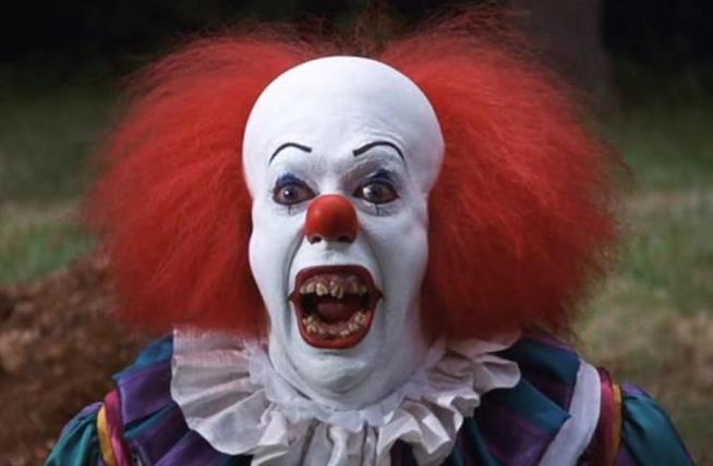 Clown minacciosi terrorizzano gli abitanti di piccole città USA Pennywise, il clown di IT il pagliaccio