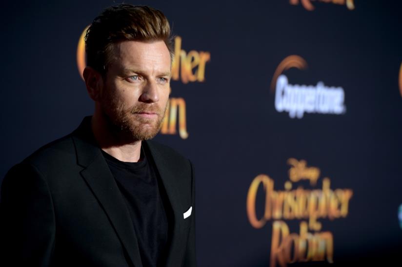 Doctor Sleep: anticipata l'uscita del film, ecco le nuove date dei film Warner Bros. Ewan McGregor posa sul carpet