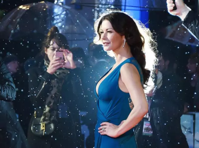 Catherine Zeta - Jones ha raccolto apprezzamenti all'evento londinese Il look di Catherine Zeta - Jones è audace ma elegante