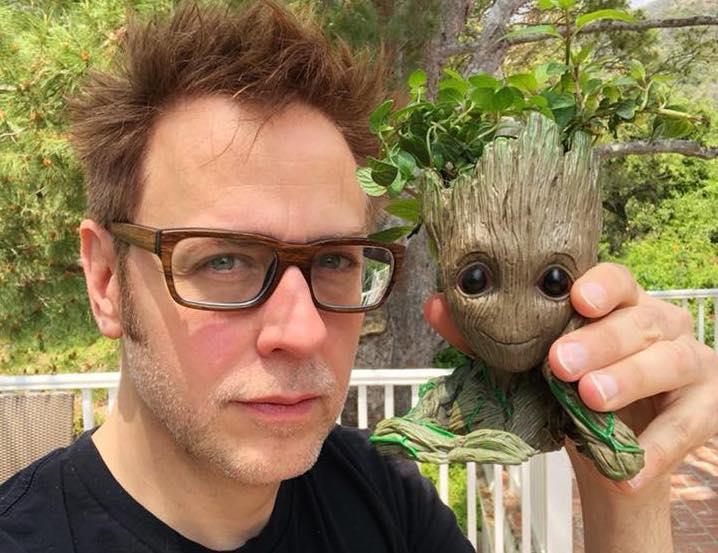 James Gunn torna alla regia di Guardiani della Galassia Vol. 3 James Gunn con in mano l'action figure di Groot