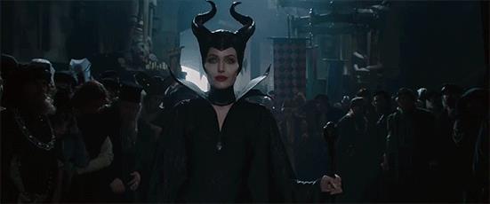 Angelina Jolie è Maleficent nel live-action Disney Angelina Jolie in una scena di Maleficent