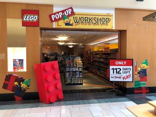 Il negozio temporaneo LEGO di Manchester, nel Connecticut (USA) Primo piano dell'ingresso del negozio temporaneo LEGO di Manchester, nel Connecticut (USA)