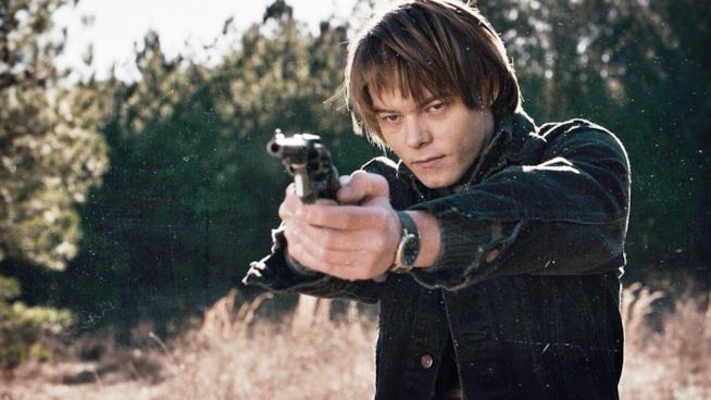 Charlie Heaton da ragazzo impacciato a mutante. Potrebbe far parte del cast di New Mutants Charlie Heaton in una scena di Stranger Things