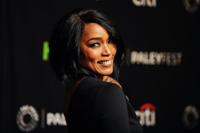 Angela Bassett con Ryan Murphy in 911 Angela Bassett in 911
