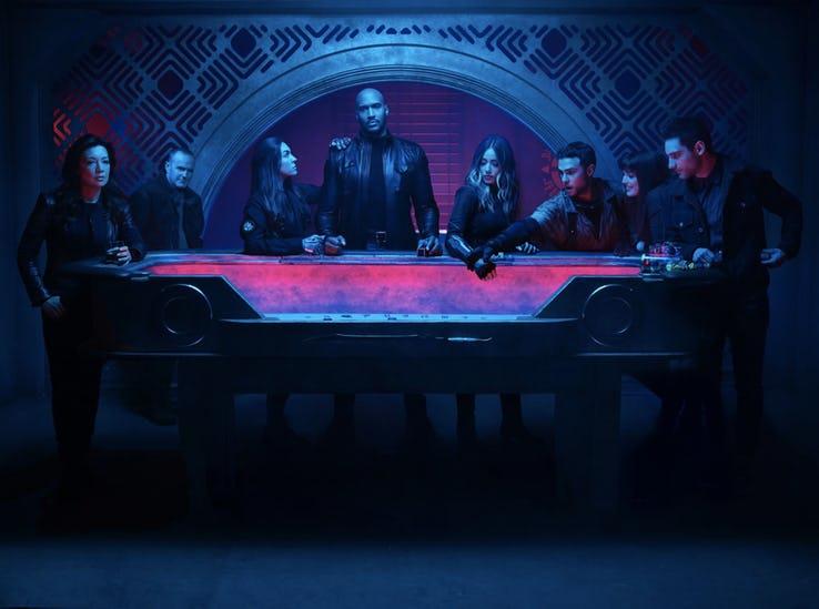 Quali personaggi potrebbero tornare per l'ultima stagione di Agents of S.H.I.E.L.D.? Gli agenti dello S.H.I.E.L.D. riuniti attorno a un tavolo