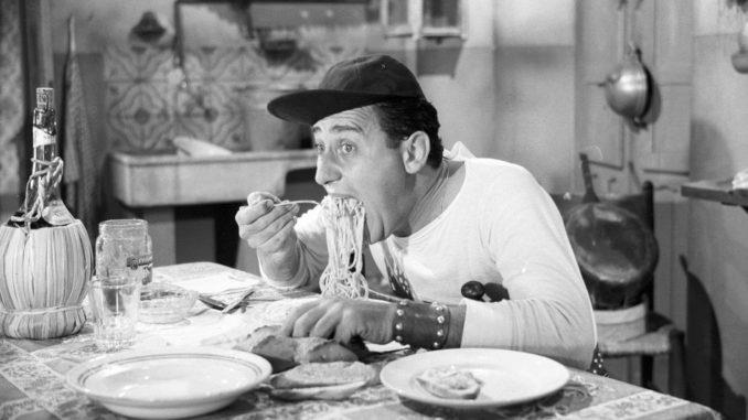 Un Americano a Roma, la celebre scena dei maccheroni Nando Mericoni (Alberto Sordi) mangia i maccheroni nella celebre scena di Un Americano a Roma