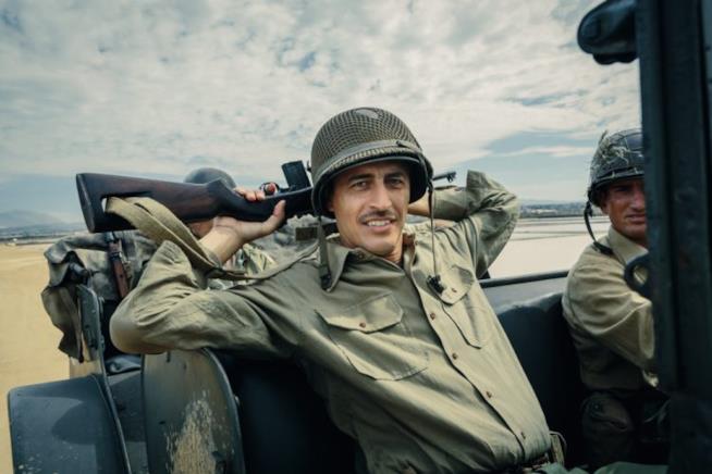 In Guerra per Amore, la recensione: Pif torna al cinema da regista Pif durante le riprese del film