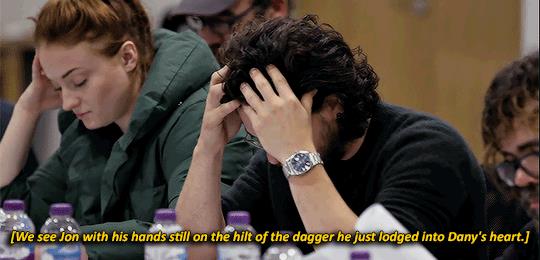 Kit Harington con le mani nei capelli mentre legge il finale dello show Kit Harington scopre che Jon uccide Daenerys