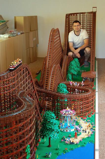 Chairudo Chairudo seduto all'interno delle montagne russe di LEGO